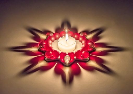 Dresdner Glasperlenstern Weihnachtsstern Achter Rot Teelichthalter handgefertigt in der Dresdner Manufaktur aus Porzellan mit böhmischem Glas im Kerzenlicht
