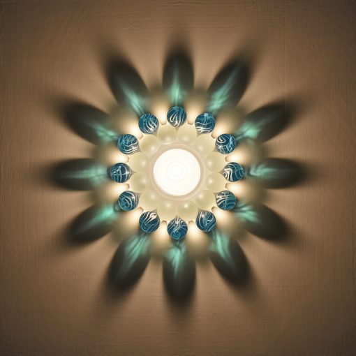 Dresdner Glasperlenstern Zwölfer Blau Teelichthalter handgefertigt in der Dresdner Manufaktur aus Porzellan mit böhmischem Kristallglas im Kerzenlicht von oben