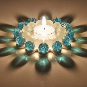 Dresdner Glasperlenstern Zwölfer Blau Teelichthalter handgefertigt in der Dresdner Manufaktur aus Porzellan mit böhmischem Kristallglas im Kerzenlicht