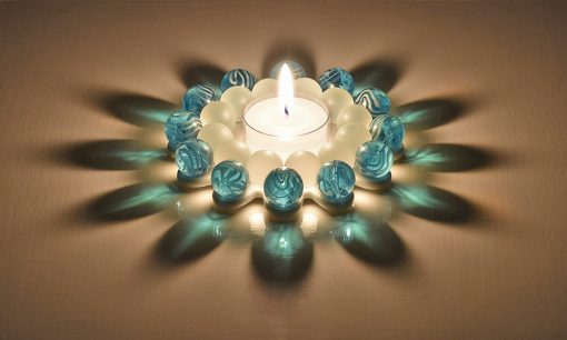 Dresdner Glasperlenstern Zwölfer Blau Teelichthalter handgefertigt in der Dresdner Manufaktur aus Porzellan mit böhmischem Kristallglas im Kerzenlicht