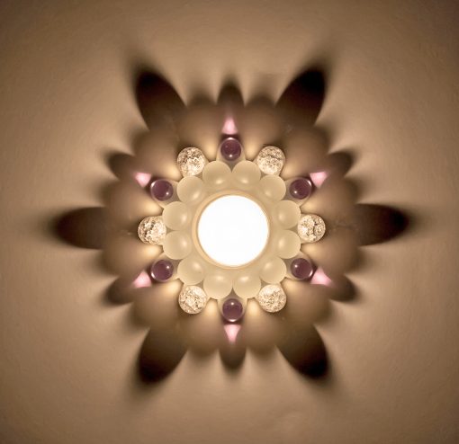 Dresdner Glasperlenstern Zwölfer Lavendel Teelichthalter handgefertigt in der Dresdner Manufaktur aus Porzellan mit Bergkristall Perlen und Kristallglas im Kerzenlicht von oben