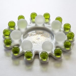 Dresdner Blütenlicht Jasmin, Farbe Grün, exklusiver Teelichthalter, handgefertigt in Dresden, aus Porzellan mit Echtgolddekor und böhmischem Kristallglas, im edlen Etui mit Premium-Teelichtkerze.