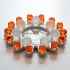 Dresdner Blütenlicht Lilia, Farbe Orange, exklusiver Teelichthalter, handgefertigt in Dresden, aus Porzellan mit Echtgolddekor und böhmischem Kristallglas, im edlen Etui mit Premium-Teelichtkerze.