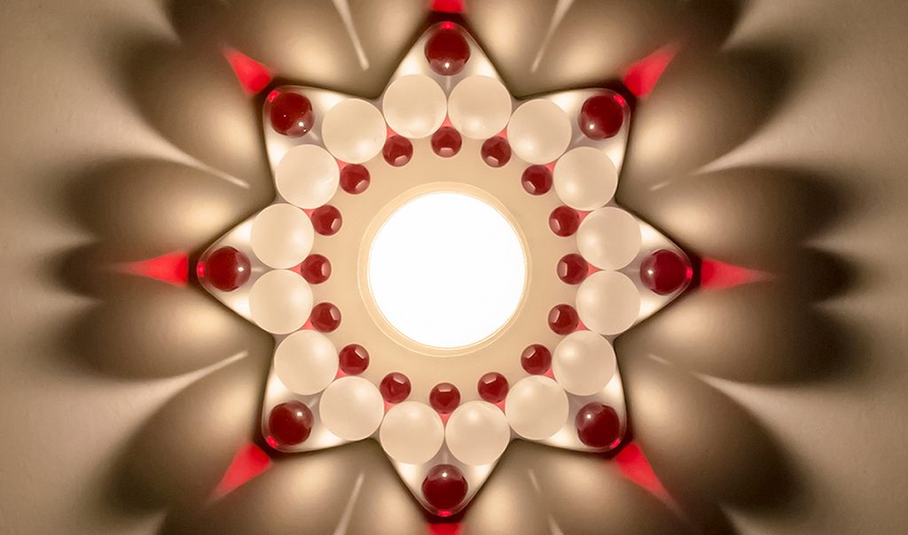 Dresdner Glasperlensterne feinste Lichtkreationen aus Glas und Porzellan, von hand gefertigt in der Dresdner Manufaktur, mit außergewöhnlichen Lichtprojektionen